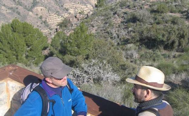 Los montañeros Ángel Ortiz y Juan de la Cruz, en el mirador del Puntarrón.