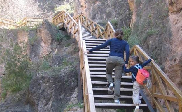 Imagen principal - Escaleras de madera que suben desde la ermita de San Antonio el Pobre, la terraza del Centro de Visitantes de la Luz y la propia hermita.