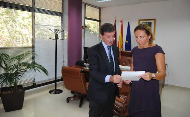 Antonio Sánchez-Solís junto a la presidenta de Hostetur, este lunes. 