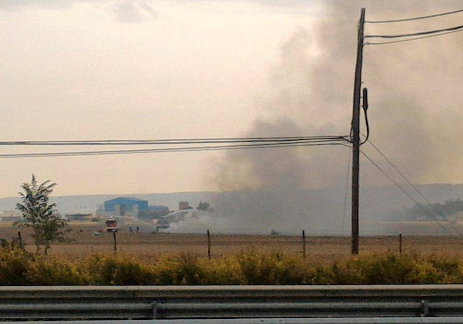 El piloto del Ejército del Aire Fernando Pérez Serrano, de 26 años y natural de Murcia, ha muerto esta mañana al estrellarse un caza F-18 del Ala 12 dentro de la Base Aérea de Torrejón de Ardoz (Madrid) pasadas las 11 de la mañana. El siniestro ha ocurrido durante las maniobras de despegue. Defensa ha confirmado el deceso del militar, que pertenecía a la promoción del 65, tras informar a su familia.