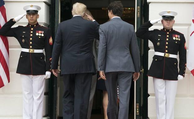 Trump (2i), saluda a un soldado Marine tras dar la bienvenida al primer ministro canadiense, Justin Trudeau (2d), en la Casa Blanca. 