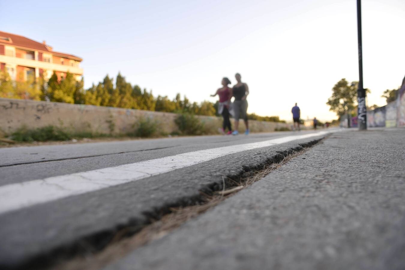 El incremento de los desplazamientos urbanos e interurbanos en bicicleta obligará al Ayuntamiento a incrementar las próximas partidas destinadas al mantenimiento de los carriles bici -133 kilómetros, incluidas las vías amables-, pues a estas alturas del ejercicio ya se ha gastado el 80% del presupuesto, de apenas 50.000 euros por anualidad