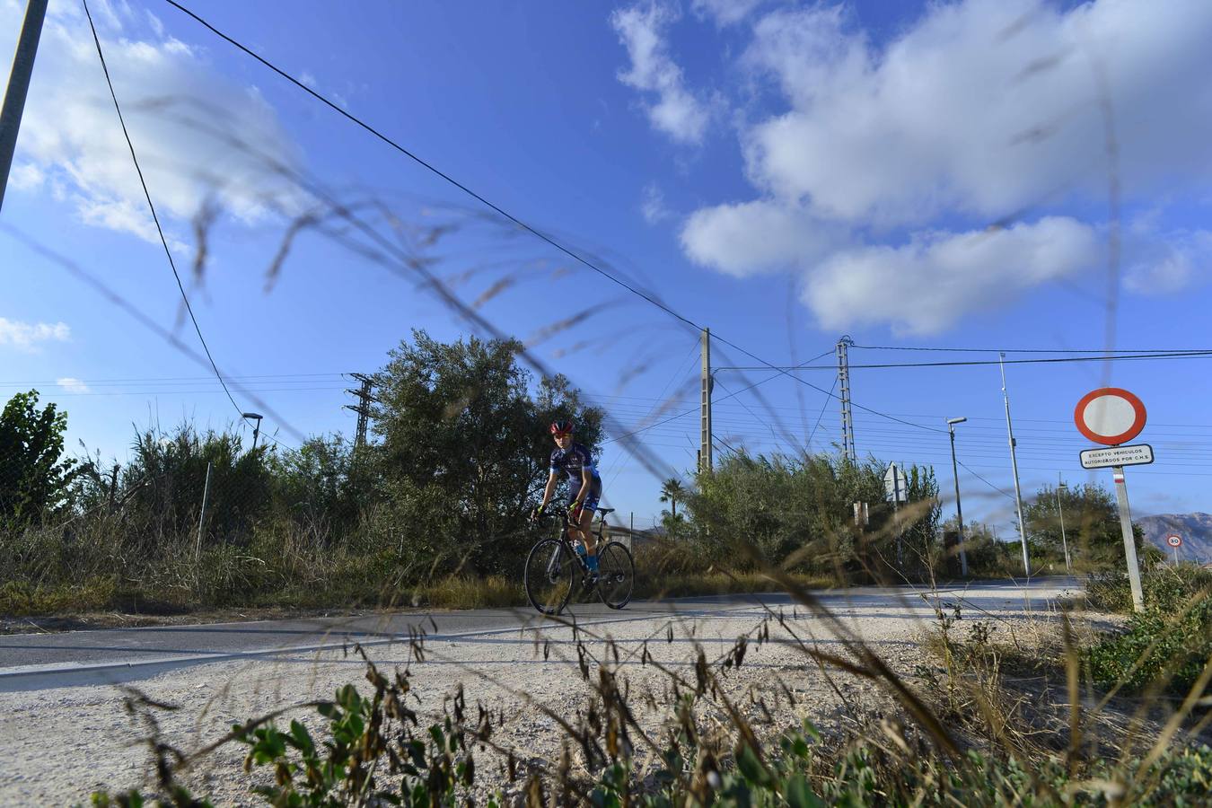 El incremento de los desplazamientos urbanos e interurbanos en bicicleta obligará al Ayuntamiento a incrementar las próximas partidas destinadas al mantenimiento de los carriles bici -133 kilómetros, incluidas las vías amables-, pues a estas alturas del ejercicio ya se ha gastado el 80% del presupuesto, de apenas 50.000 euros por anualidad