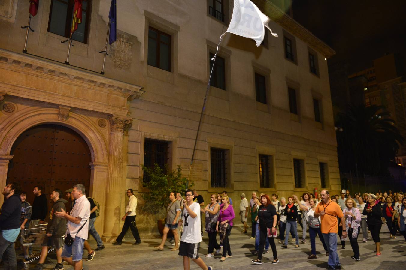 Vecinos de las vías contrarios a las obras del AVE llevaron ayer sus protestas a la sede de la patronal Croem, en la calle Acisclo Díaz. En torno a un centenar de manifestantes acudieron con ladrillos y cemento y levantaron una pequeña pared que simulaba las pantallas que están siendo instaladas en Santiago el Mayor y que ellos denominan «muro».