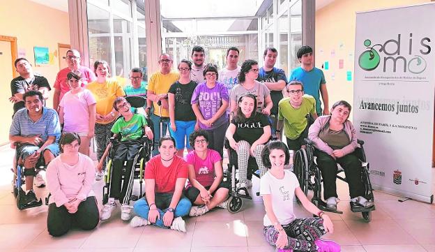 Socios, trabajadores y voluntarios de la Asociación de Discapacitados de Molina de Segura y Vega Media, Dismo.
