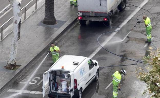 Equipos de limpieza en la Diagonal de Barcelona.