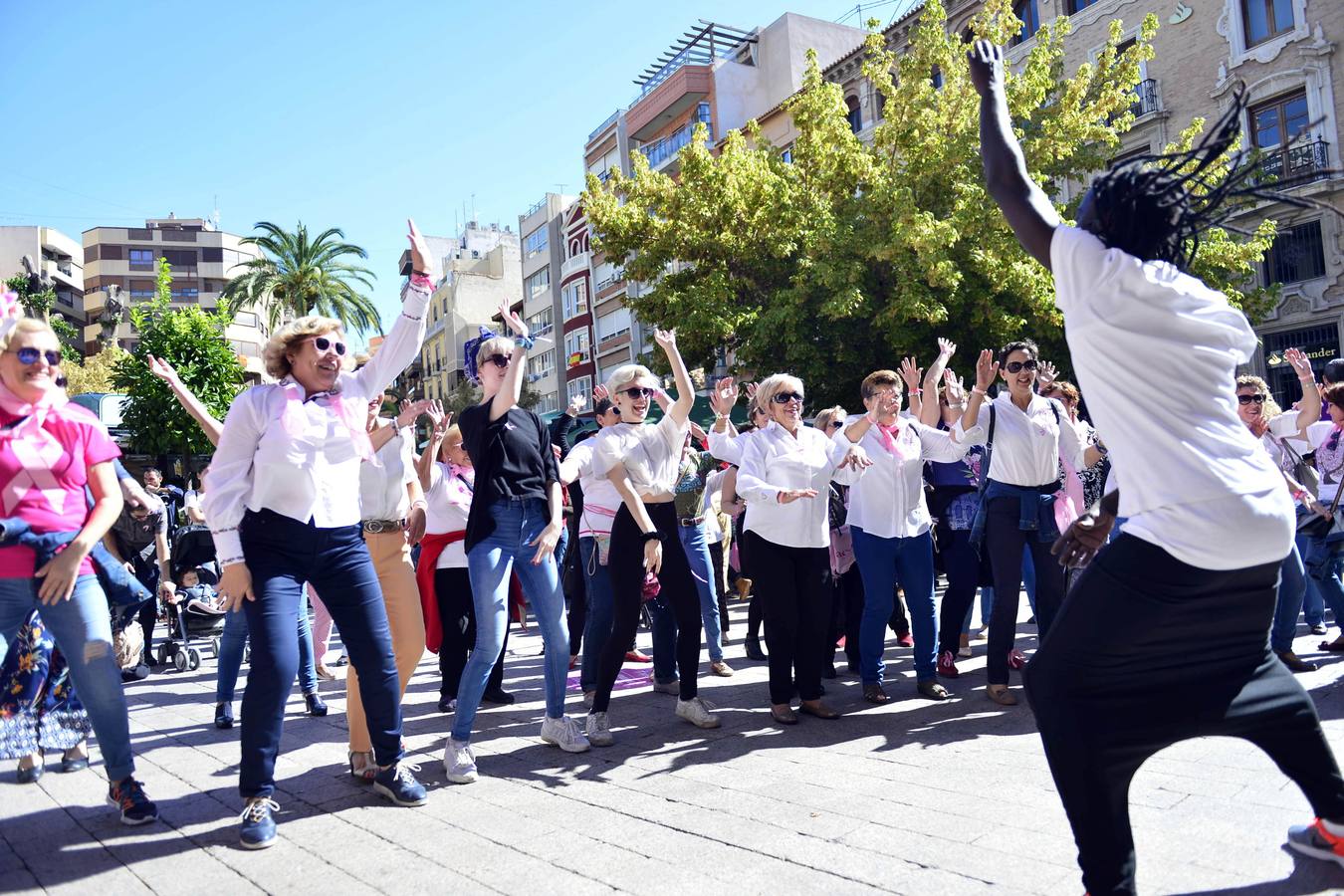 Numerosas personalidades de la Región estampan la huella de su mano en un zapato gigante para manifestar su apoyo a las mujeres que sufren esta enfermedad