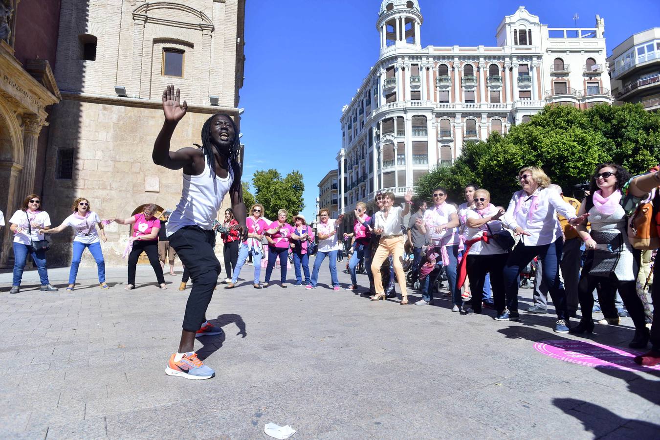 Numerosas personalidades de la Región estampan la huella de su mano en un zapato gigante para manifestar su apoyo a las mujeres que sufren esta enfermedad