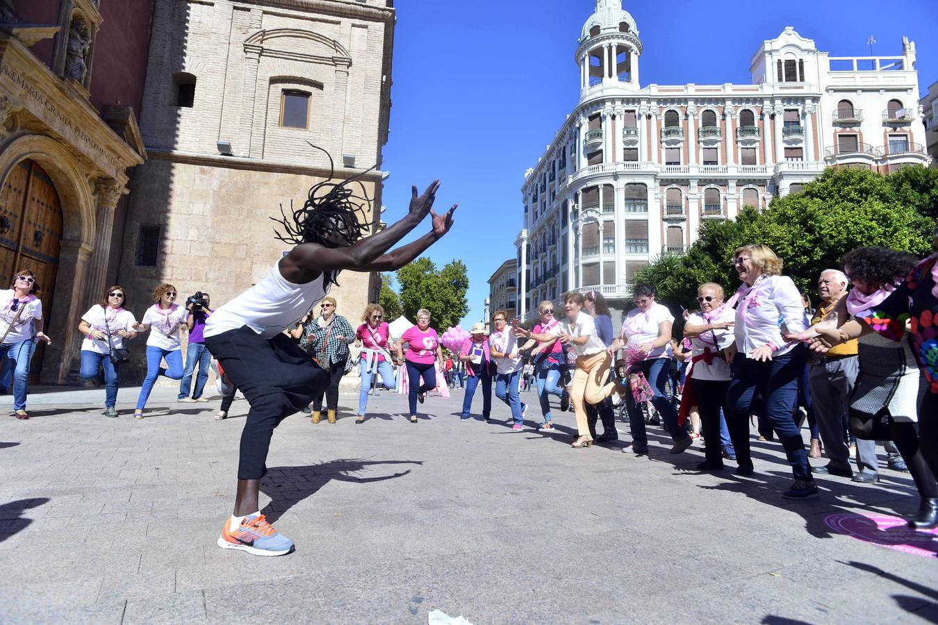 Numerosas personalidades de la Región estampan la huella de su mano en un zapato gigante para manifestar su apoyo a las mujeres que sufren esta enfermedad
