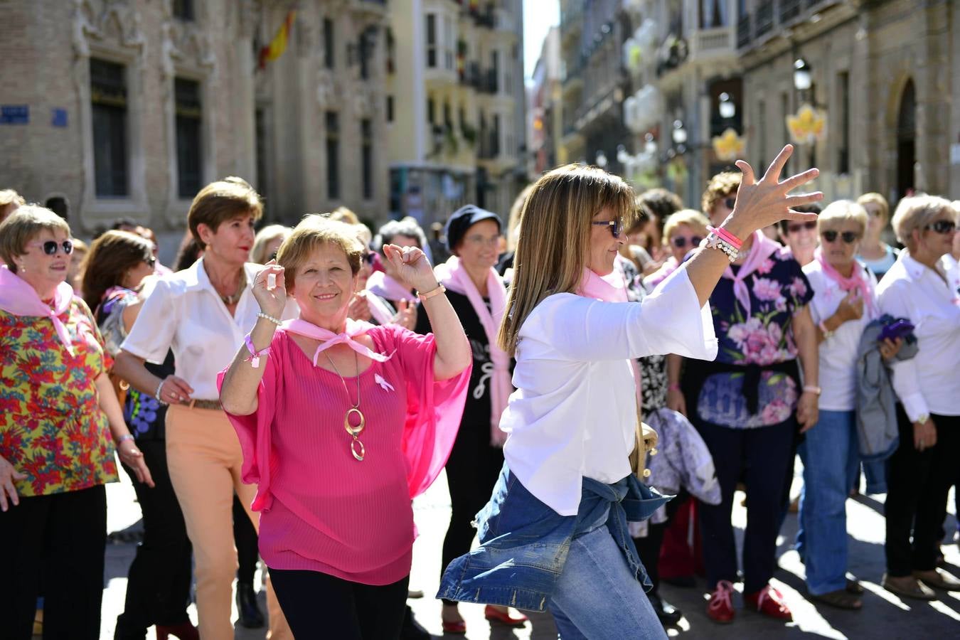 Numerosas personalidades de la Región estampan la huella de su mano en un zapato gigante para manifestar su apoyo a las mujeres que sufren esta enfermedad