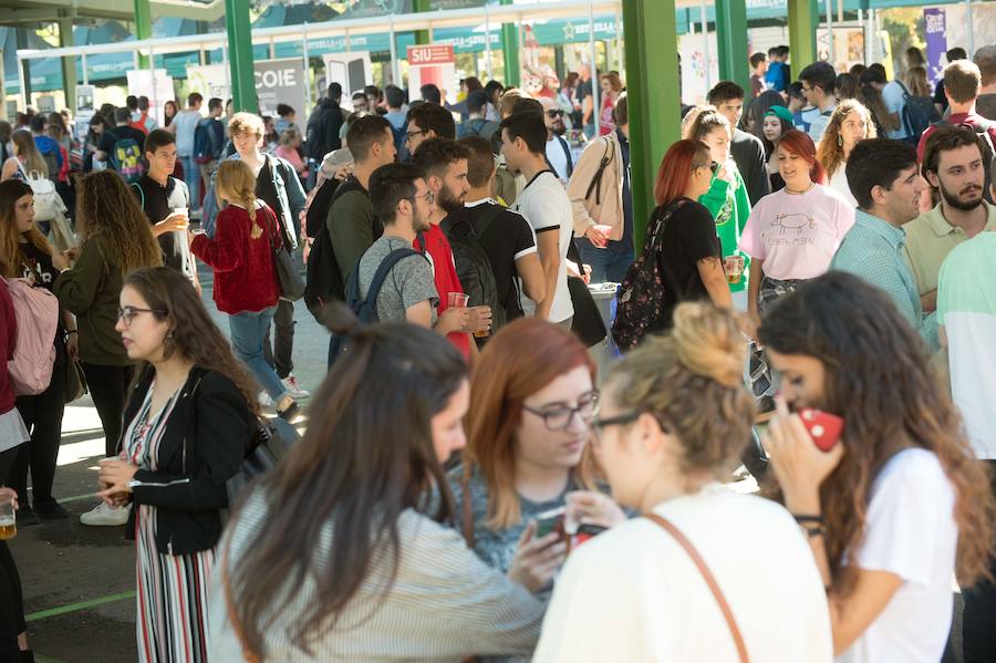 El evento se celebra en el aparcamiento del Centro Social Universitario e incluye además multitud de talleres y actividades como el concierto de Atrezo