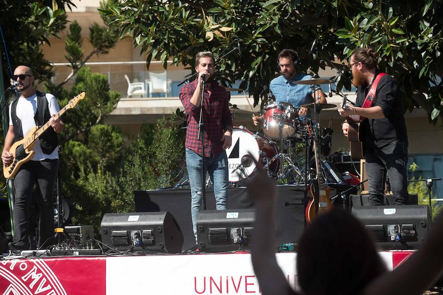 El evento se celebra en el aparcamiento del Centro Social Universitario e incluye además multitud de talleres y actividades como el concierto de Atrezo