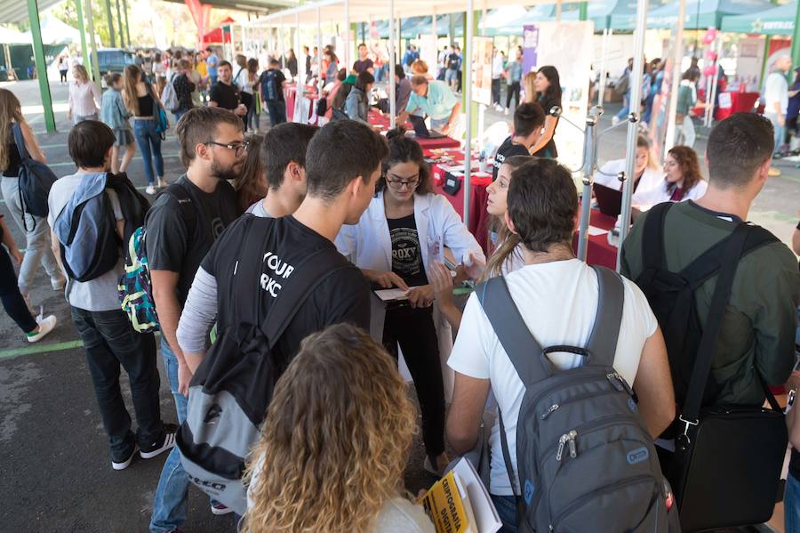 El evento se celebra en el aparcamiento del Centro Social Universitario e incluye además multitud de talleres y actividades como el concierto de Atrezo