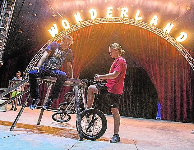 Dos equilibristas del circo Wonderland, ayer, en el interior de la carpa, con los monociclos.
