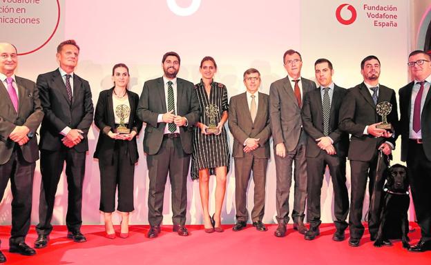 Autoridades junto a los premiados por la Fundación Vodafone España. 