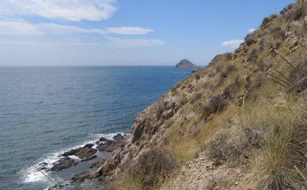 La senda con vistas a la isla del Fraile.