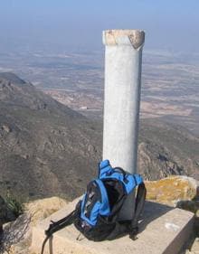 Imagen secundaria 2 - La línea de cumbres en el Collado de la Paridera, con el casco urbano de Mazarrón al fondo, los picos de la Sierra de las Moreras, desde el Víboras, y un vértice geodésico del pico Víboras.