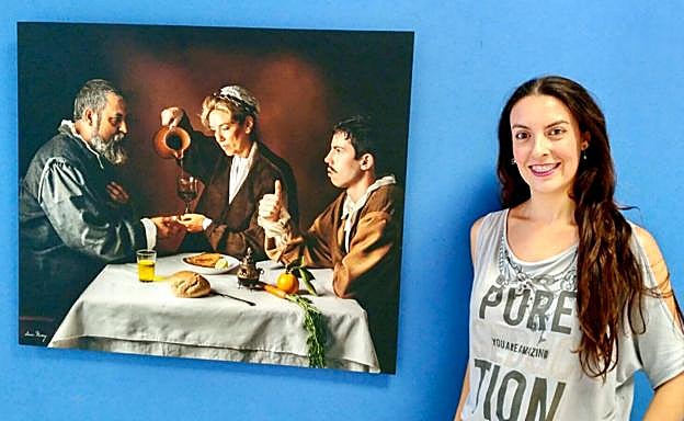 Sofía Muñoz, junto a una de sus obras.