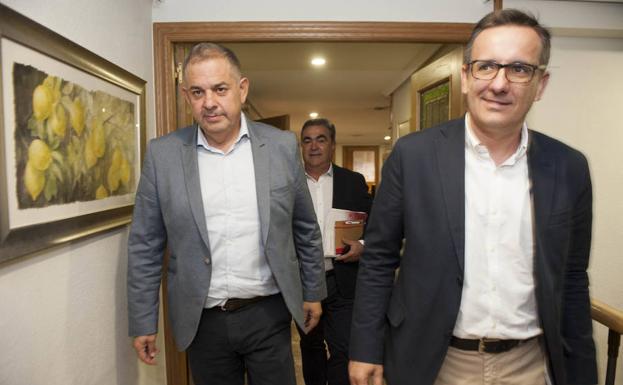 Diego Conesa, Lucas Jiménez y Jesús Navarro, este viernes, tras la reunión que han mantenido.