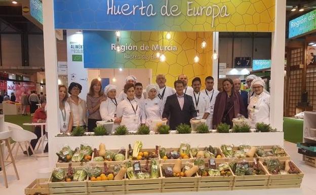 Francisco Jódar visita el pabellón de la Región en la última jornada de la feria.