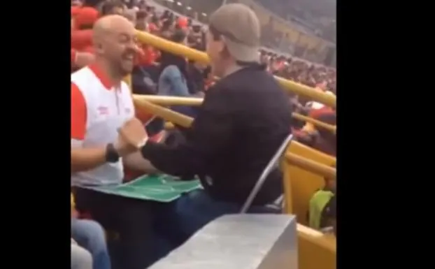 Un padre narra el partido a su hijo ciego en pleno estadio de una forma  increíble | La Verdad