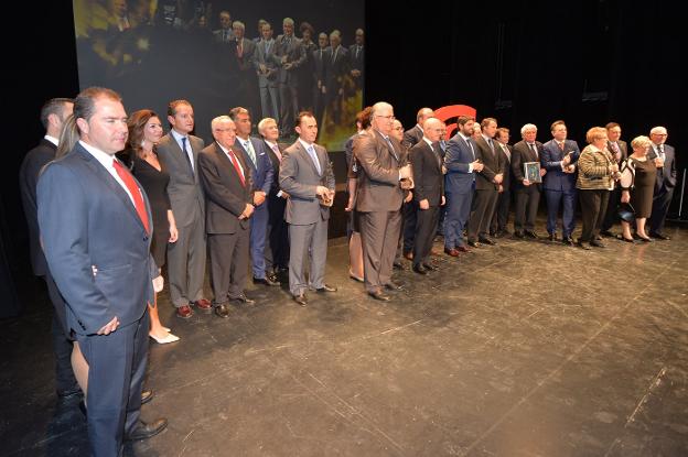 Los galardonados anoche por la Cámara de Comercio, en el Teatro Guerra.