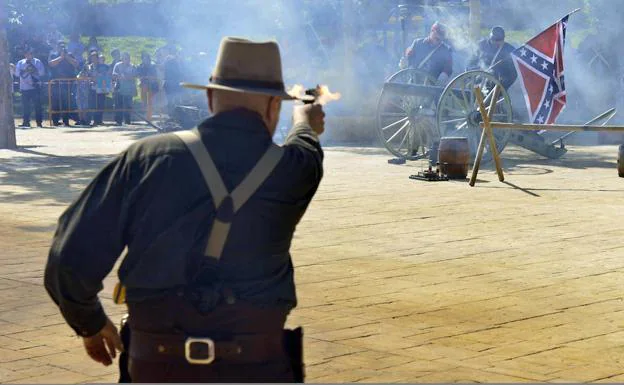 Un pistolero del ejército de la Unión dispara contra dos soldados confederados.