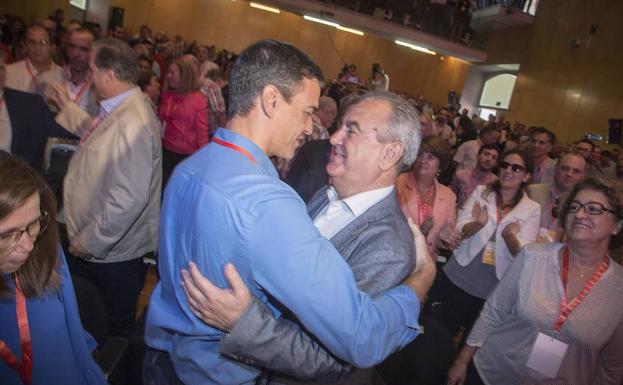 Pedro Sánchez se abraza con González Tovar durante la celebración del congreso.