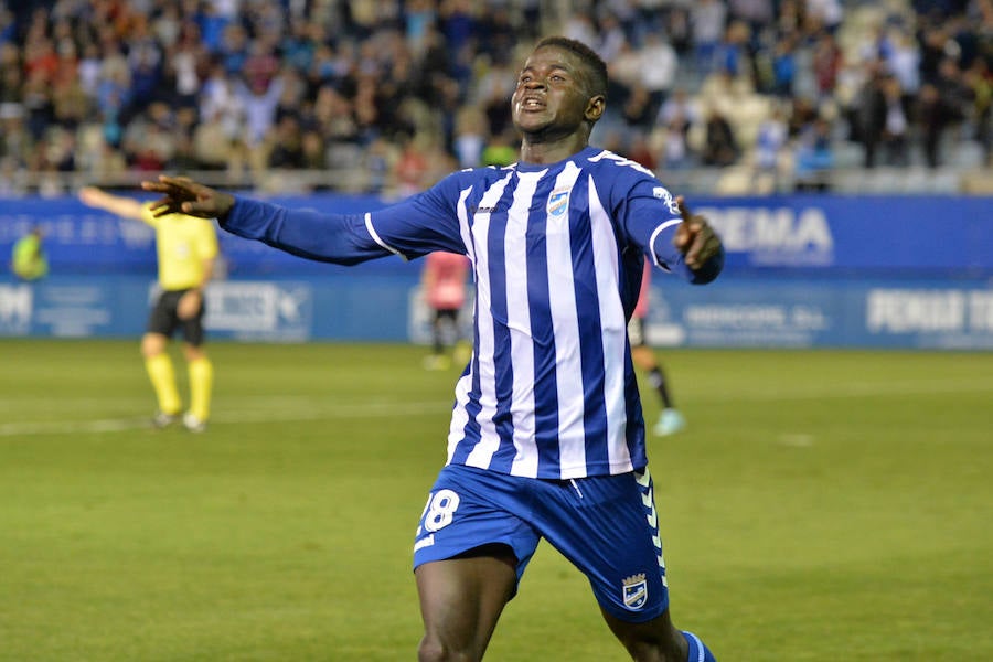 Después de ir por delante en el marcador durante todo el encuentro, el conjunto blanquiazul encaja un gol en el minuto 83 que le condena a sumar cuatro partidos consecutivos sin ganar