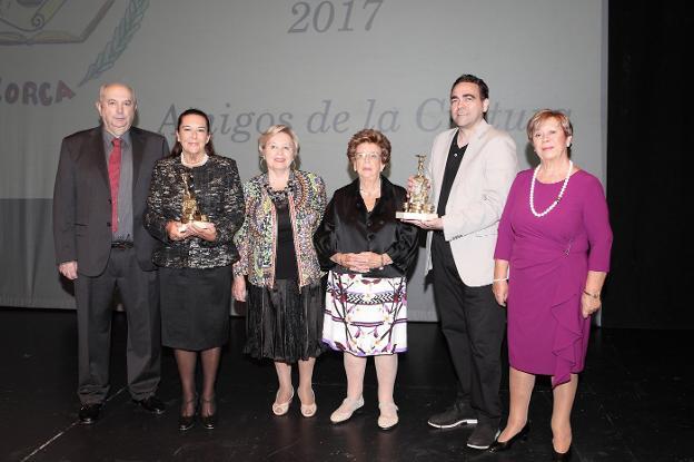 Los galardonados ayer posan con sus respectivos premios.