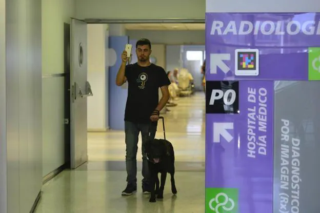 Pedro Esquiva, ciego de nacimiento, acude solo al hospital con ayuda de NaviLens.