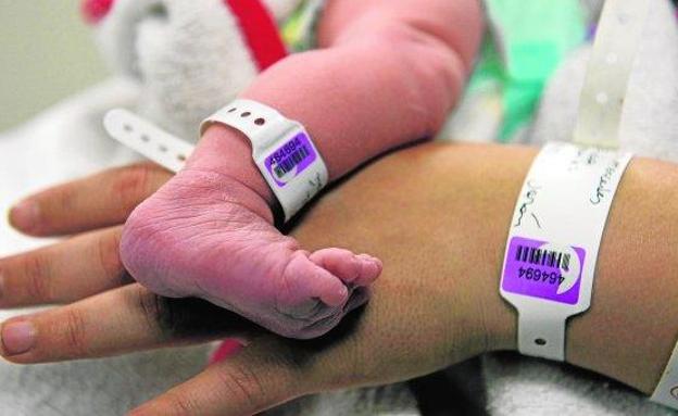 Los hospitales murcianos han registrado a 12.000 bebés desde que la ley lo permite