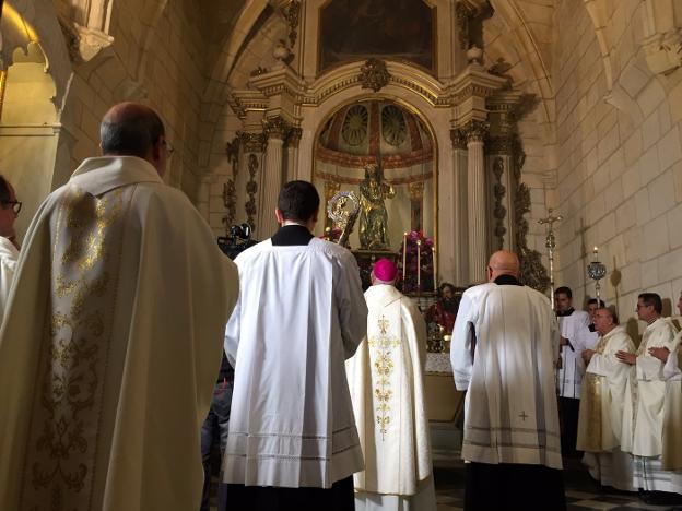 Un instante de la misa pontifical celebrada ayer en la Catedral.