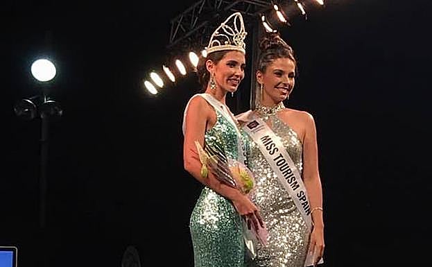 Lorana García, con un vestido verde, posando tras proclamarse Miss Tourism Spain. 