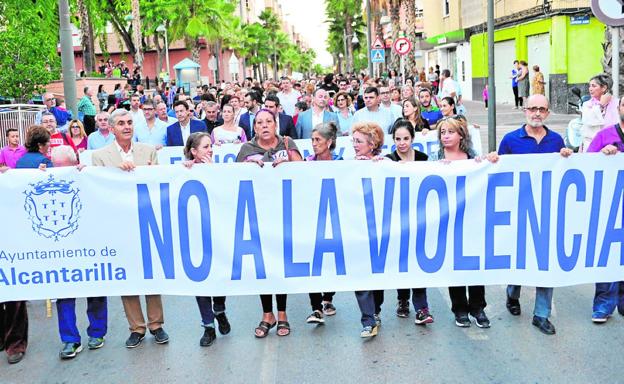 Marta (4i), ayer, en la manifestación contra la agresión que sufrió en el colegio La Asunción. 