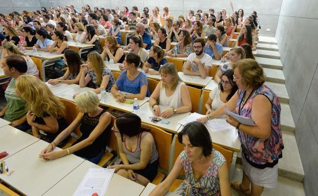 Opositores durante una de las pruebas. 