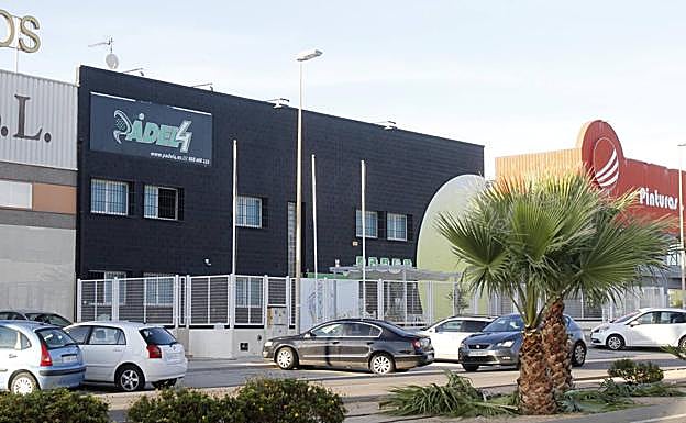 Fachada de las instalaciones de las pistas de padel donde falleció el hombre.