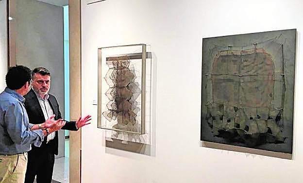 El director del Mubam, Javier Bernal, y el responsable de la Dirección General de Bienes Culturales, Juan Antonio Lorca, junto a las dos obras de Manuel Rivera.
