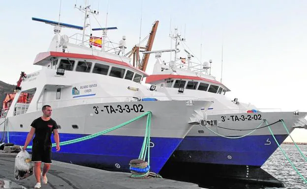 Los atuneros 'Nuevo Elorz' y 'Nueva Panchilleta', del Grupo Ricardo Fuentes e Hijos, ayer, amarrados en Cartagena.