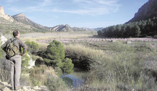 Un senderista contempla la vega del río Segura entre El Hondón y la aldea hellinera de El Maeso.