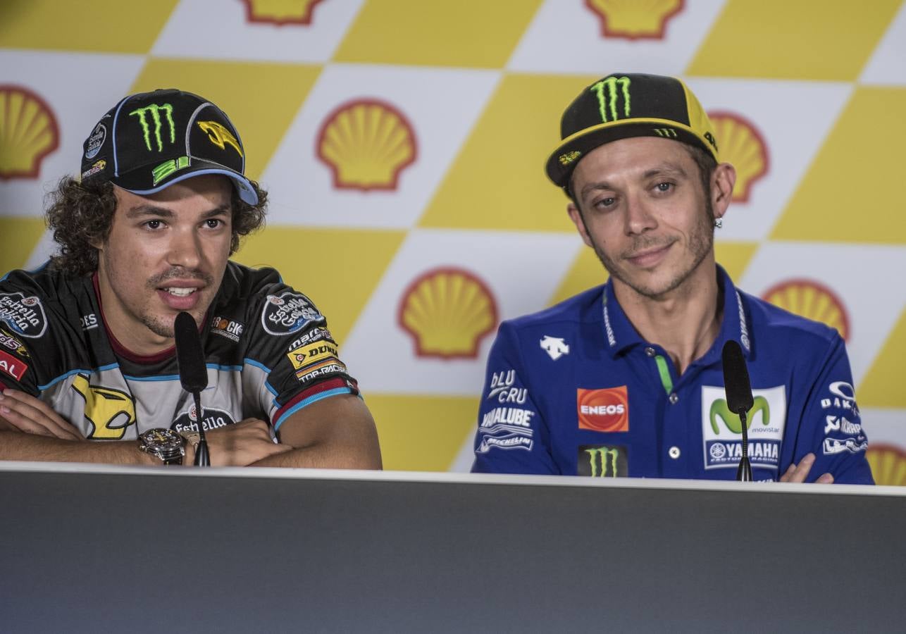 Franco Morbidelli , junto a Valentino Rossi en la rueda de prensa.