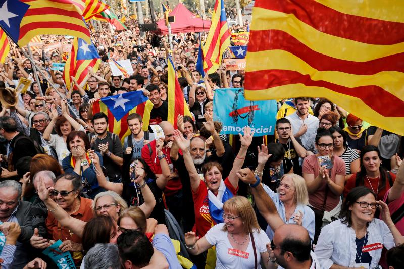 En el momento en el que se comunicaba la decisión del Parlament, la alegría y la emoción ha estallado en la plaza Sant Jaume