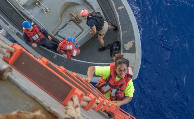 Fuiaba,sube a un buque de la Marina de Estados Unidos tras ser rescatada. 