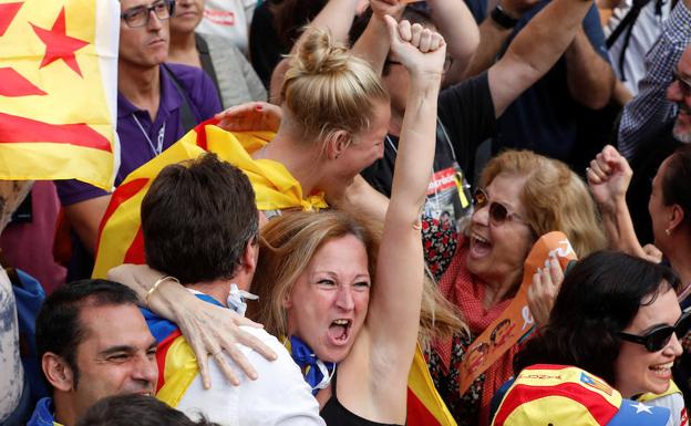 Miles de personas celebran la declaración de independencia frente al Parlament