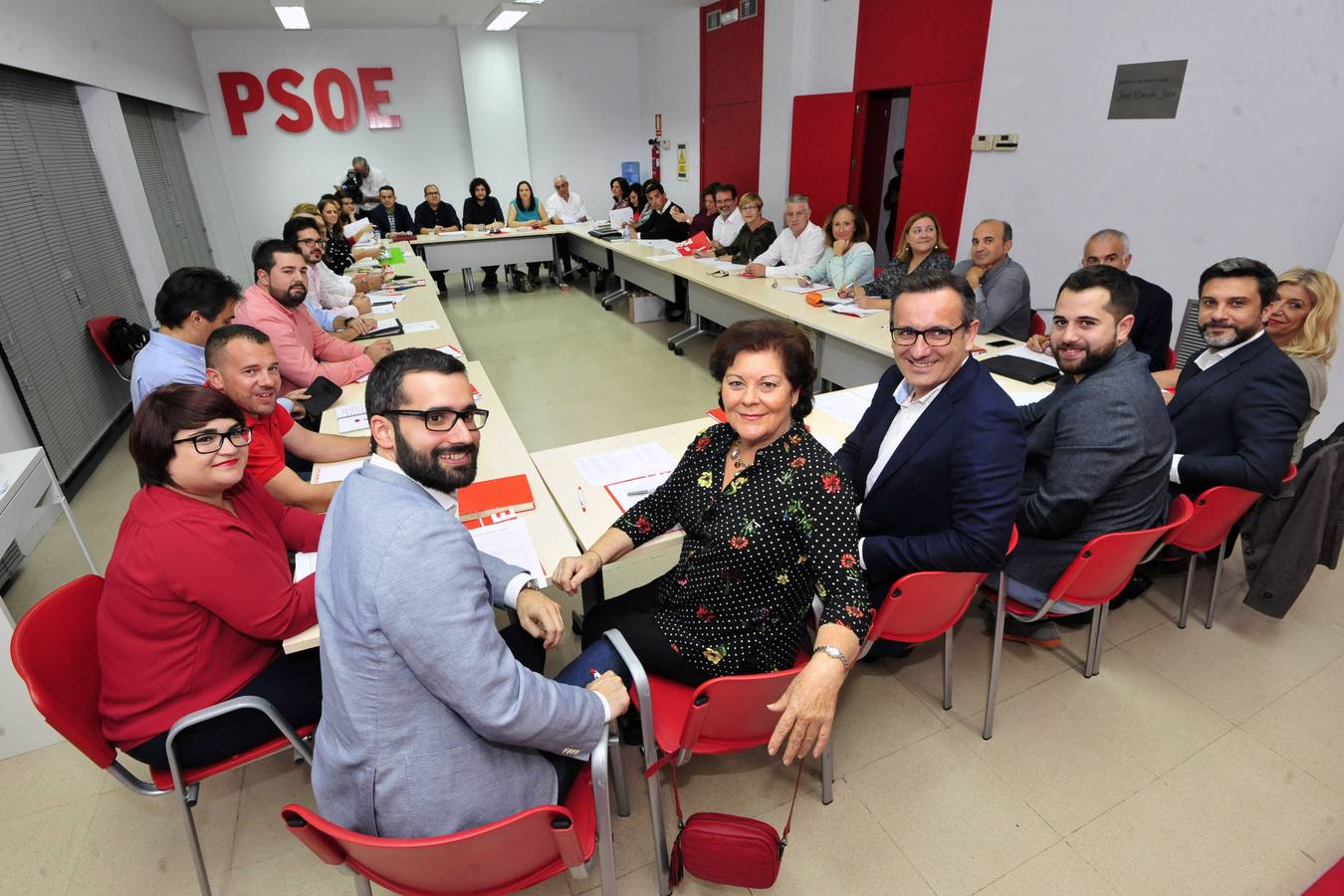 La nueva ejecutiva socialista reordena la dirección del grupo parlamentario en su primera reunión tras el congreso regional