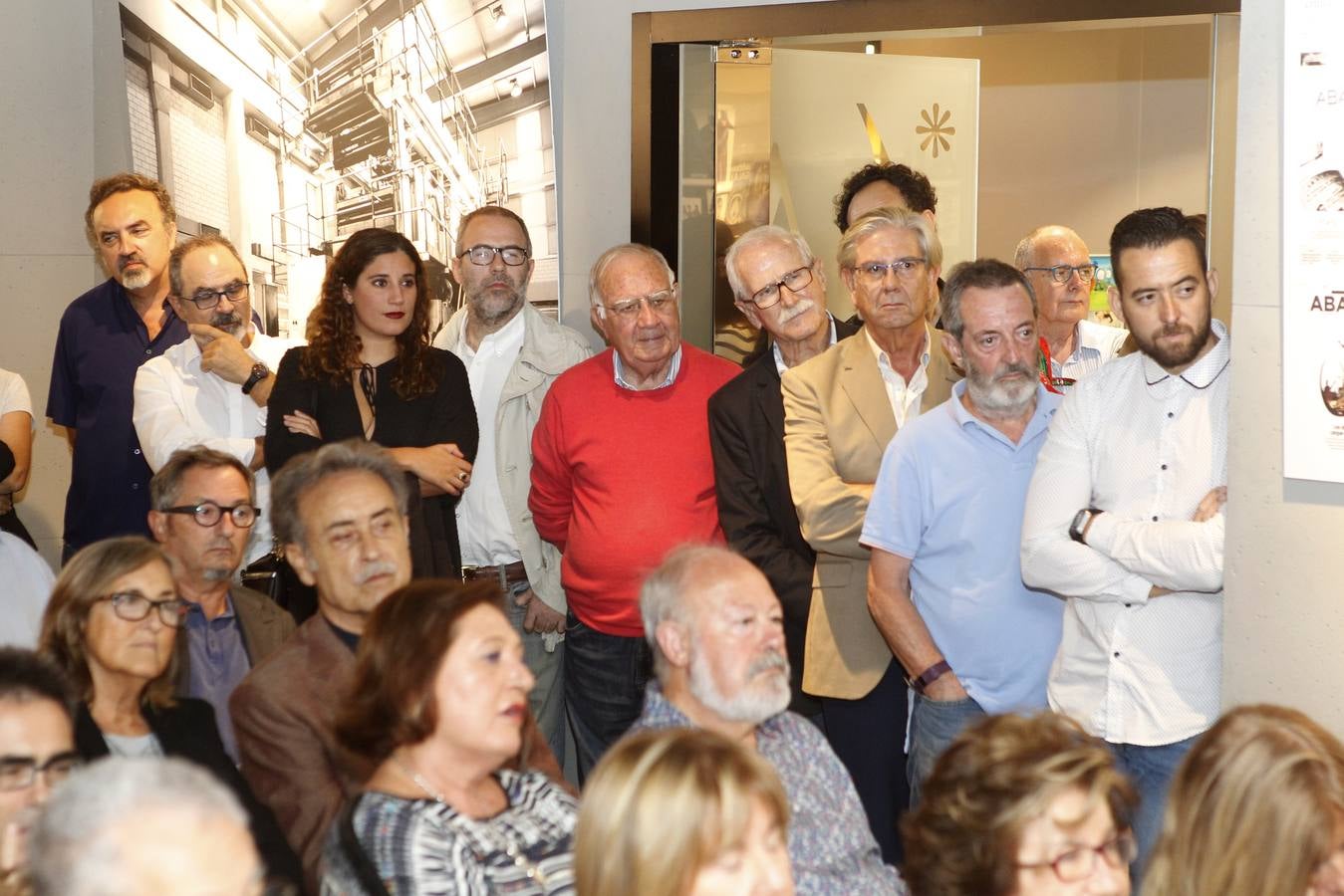 De pie, el escritor Manuel Moyano, el gestor cultural y presidente del Foro Ciudadano, Patricio Hernández; Sofía López-Briones junto a un invitado, el exsenador y periodista Adolfo Fernández, el periodista Paco García, el magistrado Joaquín Ángel de Domingo, el exdirector de la Escuela de Arte Dramático y productor, Juan Ángel Serrano Masegoso; y Juanjo Ortiz. Detras, los pintores Eduardo Balanza y Antonio Ballester.