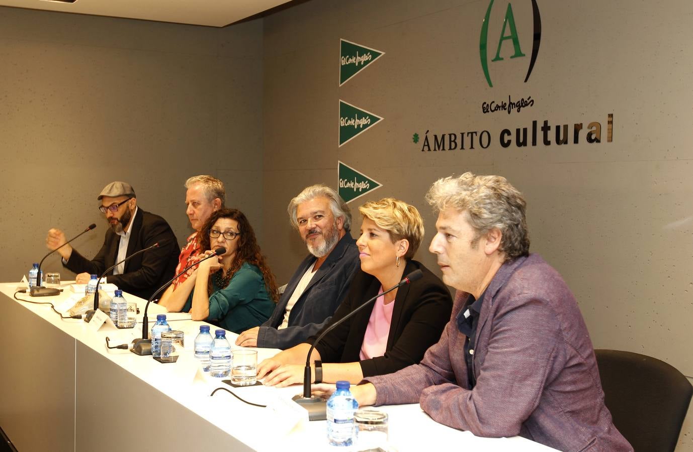 El profesor y escritor Miguel Ángel Hernández, el pintor Ángel Mateo Charris, la actriz Esperanza Clares, Antonio Arco, la consejera de Transparencia y portavoz del Gobierno regional, Noelia Arroyo; y el director de 'La Verdad', Alberto Aguirre de Cárcer.