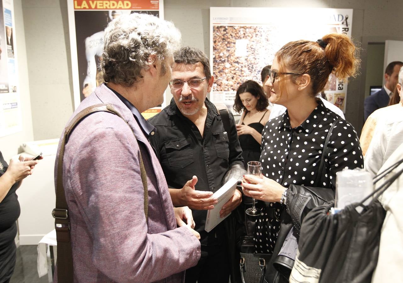 El director de ‘La Verdad’, con el biólogo José Carrión y la pintora Gabriela Amorós.