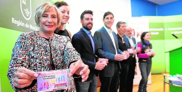 Representantes de Cruz Roja, CATS y No Te Prives, ayer junto al consejero de Salud, Manuel Villegas, el director de Juventud, Francisco Sánchez, y el director de Salud Pública, José Carlos Vicente.