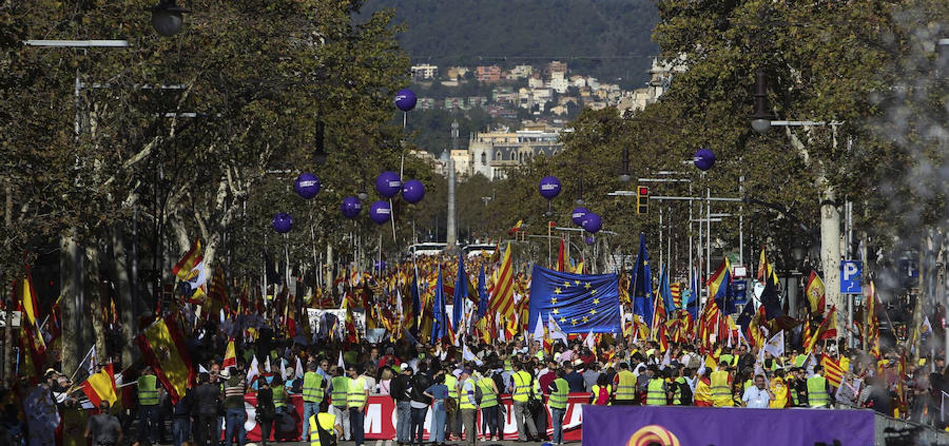 La marcha convocada por Societat Civil Catalana bajo el lema 'Tots som Catalunya. Per la convivència, seny!